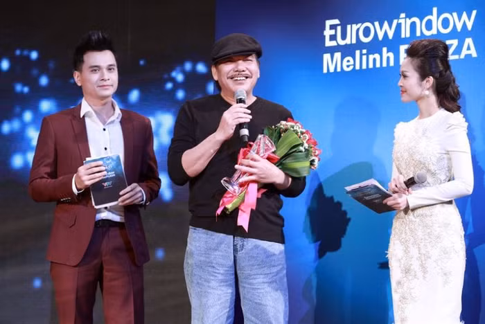 Trần Tiến trong đêm trao giải BHYT tháng 12.