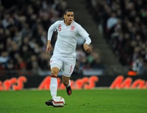 Chris Smalling (Thi đấu cho MU, quốc tịch Anh): Gặp phải một chấn thương háng trong chiến thắng 2-0 trước Swansea cách đây nửa tháng. Dự kiến Smalling phải rời xa sân cỏ tới 4 tháng, điều đó khiến tài năng trẻ này vỡ mộng với EURO 2012.