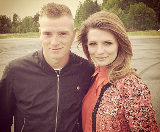 Kể từ khi chuyển tới thi đấu cho Feyenoord (được Man xanh cho mượn), chân sút người Thụy Điển, John Guidetti đã nhanh chóng thể hiện được tài năng thiên bẩm của mình. Mùa giải qua, tiền đạo 20 tuổi này đã ghi được 20 bàn chỉ sau 23 trận ở Eredivisie (Hà Lan) đồng thời được điền tên vào danh sách những chân sút trẻ đầy triển vọng tại châu Âu… Kể từ khi chuyển tới thi đấu cho Feyenoord (được Man xanh cho mượn), chân sút người Thụy Điển, John Guidetti đã nhanh chóng thể hiện được tài năng thiên bẩm của mình. Mùa giải qua, tiền đạo 20 tuổi này đã ghi được 20 bàn chỉ sau 23 trận ở Eredivisie (Hà Lan) đồng thời được điền tên vào danh sách những chân sút trẻ đầy triển vọng tại châu Âu…