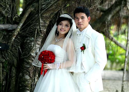 Thúy An là người gốc An Giang và cùng tuổi với Quang Thanh. Cả 2 quyết định đi đến hôn nhân sau khi tìm hiểu về nhau đến 5 năm. Thúy An là người gốc An Giang và cùng tuổi với Quang Thanh. Cả 2 quyết định đi đến hôn nhân sau khi tìm hiểu về nhau đến 5 năm.