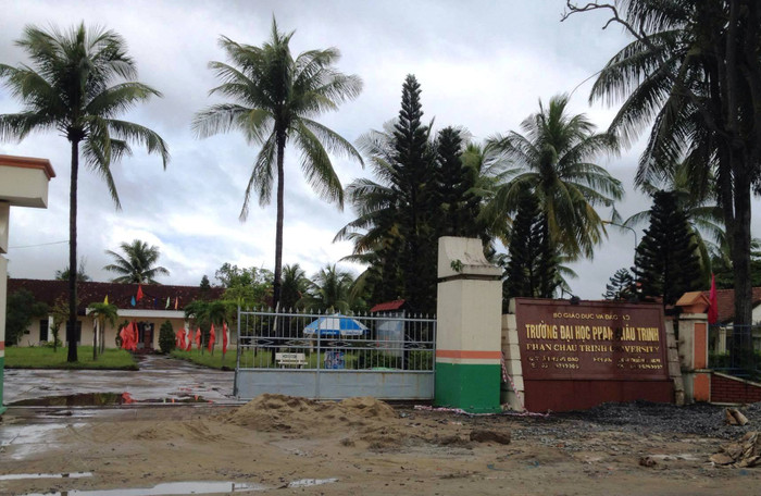 Trường Đại học Phan Châu Trinh đề nghị cho mượn lại một phần đất để làm phòng học. Ảnh: AN Trường Đại học Phan Châu Trinh đề nghị cho mượn lại một phần đất để làm phòng học. Ảnh: AN