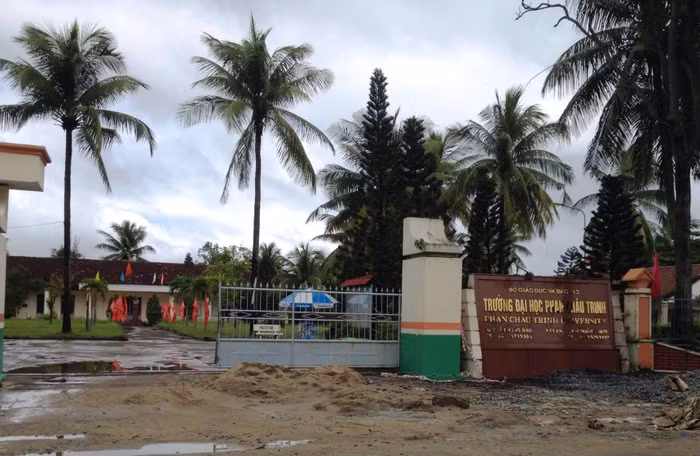 Trường Đại học Phan Châu Trinh đề nghị cho mượn lại một phần đất để làm phòng học. Ảnh: AN