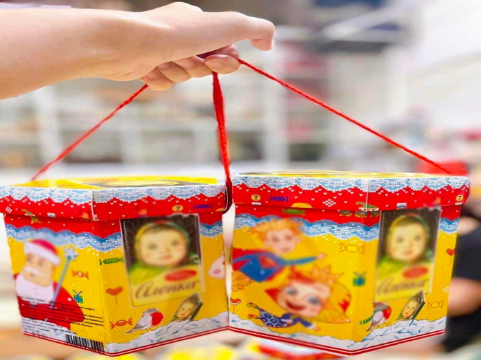 Một sản phẩm bánh kẹo được người bán giới thiệu là xách tay về từ nước Nga. Ảnh: T.D Một sản phẩm bánh kẹo được người bán giới thiệu là xách tay về từ nước Nga. Ảnh: T.D