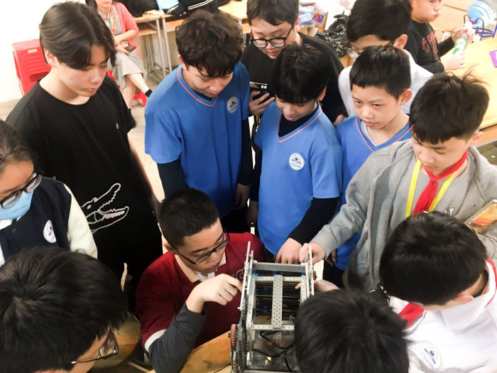 Học sinh hứng thú tìm hiểu về cơ cấu robot trong bộ môn. Ảnh: taquangbuu-bk.edu.vn Học sinh hứng thú tìm hiểu về cơ cấu robot trong bộ môn. Ảnh: taquangbuu-bk.edu.vn