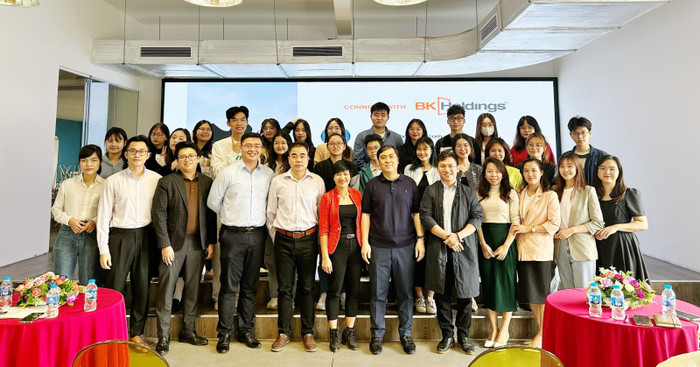 Các giảng viên và sinh viên Trường Đại học Thương Mại chụp ảnh lưu niệm cùng Hệ thống BK-Holdings và BKACAD. Ảnh: bkacad.edu.vn