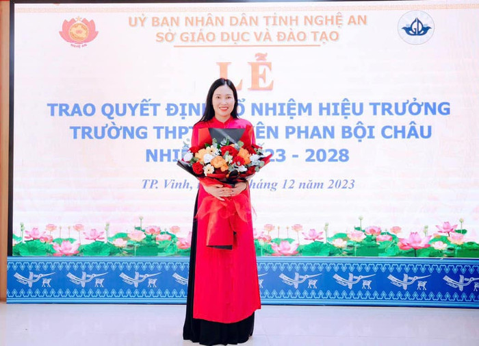 Tân Hiệu trưởng Trường Trung học phổ thông Chuyên Phan Bội Châu cô Cao Thị Lan Thanh trong lễ trao quyết định bổ nhiệm. Ảnh: fanpage nhà trường Tân Hiệu trưởng Trường Trung học phổ thông Chuyên Phan Bội Châu cô Cao Thị Lan Thanh trong lễ trao quyết định bổ nhiệm. Ảnh: fanpage nhà trường