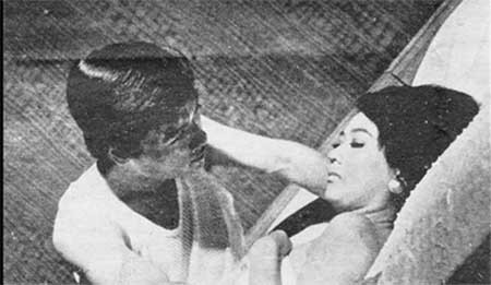 Hoài Phong và Thanh Nga trong một cảnh phim Sau giờ giới nghiêm - một bộ phim tâm lý xã hội của đạo diễn Lê Dân, ra mắt năm 1972. Một cảnh diễn của Ngọc Đức, Kim Vui trong phim Chân trời tím quay năm 1969 nhưng mãi đến đầu năm 1971 mới được trình chiếu. Chí Phèo và Thị Nở cùng mối tình vườn chuối trích trong bộ phim Làng Vũ Đại ngày ấy (1982). Cảnh nóng của “Xuân tóc đỏ” trong bộ phim cùng tên được công chiếu năm 1990. Lê Công Tuấn Anh và Thu Hà trong cảnh quay yêu đương của bộ phim Anh chỉ có mình em (1992). Cảnh nóng trong phim Chơi vơi (2009). Johnny Trí Nguyễn và Ngô Thanh Vân trong Bẫy rồng (2009). Cảnh nóng trong Bi! Đừng sợ (2010) từng gây nhiều tranh cãi. Khi ra rạp, Trung úy đã bị cắt đi 40% cảnh nóng, chỉ còn cảnh khỏa thân của nữ diễn viên chính Quách An An. Cảnh nóng trong Bẫy cấp ba bị kiểm duyệt không cấp phép. Đỗ Hải Yến và Dustin Nguyễn trong Cánh đồng bất tận. Vũ Thu Phương đảm nhận cảnh nóng trong Giao lộ định mệnh. Cảnh trong phim Cảm hứng hoàn hảo. Trương Ngọc Ánh được hỏi rất nhiều về những cảnh nóng của Ngô Thanh Vân và ông xã cô là Trần Bảo Sơn trong bộ phim kinh dị Ngôi nhà trong hẻm. Vân Trang và Khương Ngọc trong Scandal. Lý Nhã Kỳ và Hà Việt Dũng trong Mùa hè lạnh. Đinh Y Nhung và Thái Hòa trong Lấy chồng người ta. Diễm My và Anh Khoa “yêu” trong Mỹ nhân kế. Hoài Phong và Thanh Nga trong một cảnh phim Sau giờ giới nghiêm - một bộ phim tâm lý xã hội của đạo diễn Lê Dân, ra mắt năm 1972. Một cảnh diễn của Ngọc Đức, Kim Vui trong phim Chân trời tím quay năm 1969 nhưng mãi đến đầu năm 1971 mới được trình chiếu. Chí Phèo và Thị Nở cùng mối tình vườn chuối trích trong bộ phim Làng Vũ Đại ngày ấy (1982). Cảnh nóng của “Xuân tóc đỏ” trong bộ phim cùng tên được công chiếu năm 1990. Lê Công Tuấn Anh và Thu Hà trong cảnh quay yêu đương của bộ phim Anh chỉ có mình em (1992). Cảnh nóng trong phim Chơi vơi (2009). Johnny Trí Nguyễn và Ngô Thanh Vân trong Bẫy rồng (2009). Cảnh nóng trong Bi! Đừng sợ (2010) từng gây nhiều tranh cãi. Khi ra rạp, Trung úy đã bị cắt đi 40% cảnh nóng, chỉ còn cảnh khỏa thân của nữ diễn viên chính Quách An An. Cảnh nóng trong Bẫy cấp ba bị kiểm duyệt không cấp phép. Đỗ Hải Yến và Dustin Nguyễn trong Cánh đồng bất tận. Vũ Thu Phương đảm nhận cảnh nóng trong Giao lộ định mệnh. Cảnh trong phim Cảm hứng hoàn hảo. Trương Ngọc Ánh được hỏi rất nhiều về những cảnh nóng của Ngô Thanh Vân và ông xã cô là Trần Bảo Sơn trong bộ phim kinh dị Ngôi nhà trong hẻm. Vân Trang và Khương Ngọc trong Scandal. Lý Nhã Kỳ và Hà Việt Dũng trong Mùa hè lạnh. Đinh Y Nhung và Thái Hòa trong Lấy chồng người ta. Diễm My và Anh Khoa “yêu” trong Mỹ nhân kế.