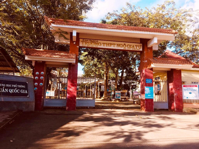 Hiệu trưởng Trường Trung học phổ thông Ngô Gia Tự (huyện Ea Kar, Đắk Lắk) đã bị phê bình do dạy thêm trong bối cảnh dịch Covid-19 phức tạp. Hiệu trưởng Trường Trung học phổ thông Ngô Gia Tự (huyện Ea Kar, Đắk Lắk) đã bị phê bình do dạy thêm trong bối cảnh dịch Covid-19 phức tạp.