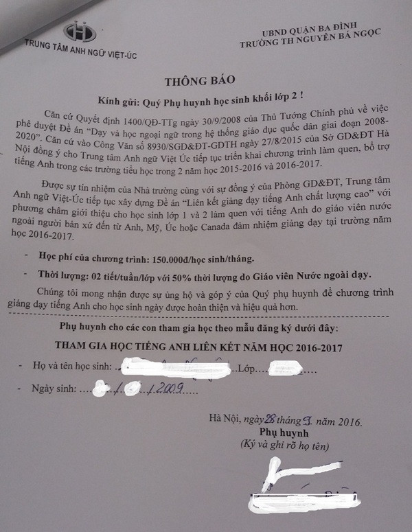 Thông báo của Trung tâm Việt Úc gửi phụ huynh học sinh Trường tiểu học Nguyễn Bá Ngọc về việc dạy liên kết tiếng Anh trong nhà trường. Ảnh Trần Việt. Thông báo của Trung tâm Việt Úc gửi phụ huynh học sinh Trường tiểu học Nguyễn Bá Ngọc về việc dạy liên kết tiếng Anh trong nhà trường. Ảnh Trần Việt.