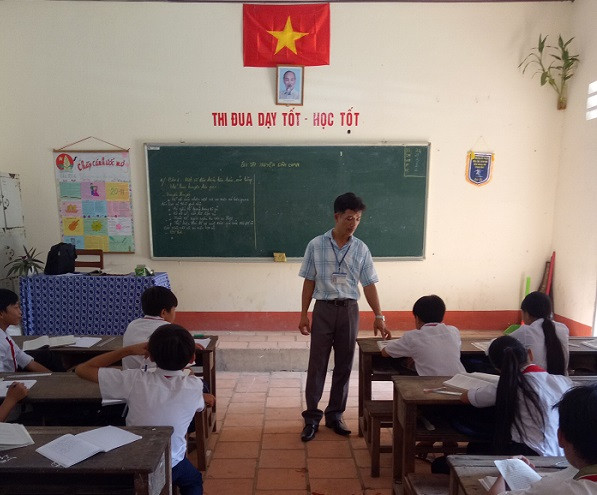 Thầy Lương Quốc Hùng phụ trách môn Ngữ văn khối Trung học cơ sở của Trường Tiểu học và Trung học cơ sở Thổ Châu (Ảnh: Nhân vật cung cấp) Thầy Lương Quốc Hùng phụ trách môn Ngữ văn khối Trung học cơ sở của Trường Tiểu học và Trung học cơ sở Thổ Châu (Ảnh: Nhân vật cung cấp)