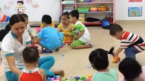 Theo lãnh đạo Bộ Giáo dục và Đào tạo: "Nhận trẻ từ 3 tháng (hay 6 tháng tuổi trở lên) đều không gặp khó khăn vì cơ sở vật chất dành cho độ tuổi trẻ nhỏ không tốn kém hơn trẻ mẫu giáo" (Ảnh minh họa: VTV.vn)
