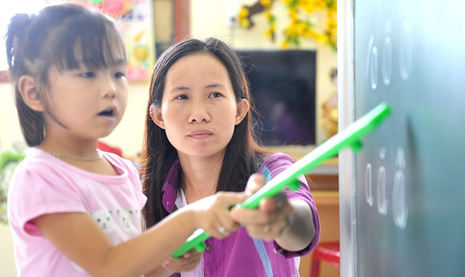 Cô giáo Hoàng Thị Hiếu truyền dạy con chữ đầu tiên cho nhiều trẻ nhỏ trên đảo Cồn Cỏ. Ảnh: Xuân Tùng/Báo Tiền phong Cô giáo Hoàng Thị Hiếu truyền dạy con chữ đầu tiên cho nhiều trẻ nhỏ trên đảo Cồn Cỏ. Ảnh: Xuân Tùng/Báo Tiền phong