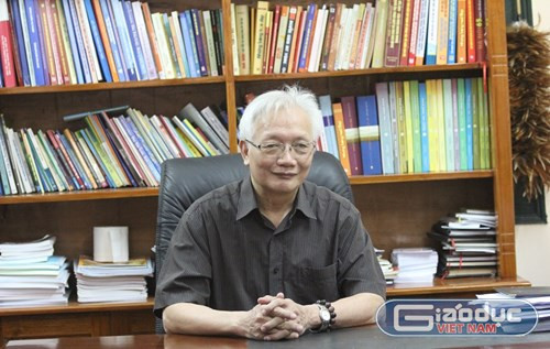 Thầy Nguyễn Tùng Lâm cho rằng, việc thi cử vốn dĩ thiên về đánh giá năng lực và tạo ra sự công bằng giữa các học trò. Do vậy, nếu thi vào lớp 10 mà thí sinh vẫn cứ được cộng điểm khuyến khích thì làm gì còn là công bằng nữa (Ảnh: Thùy Linh) Thầy Nguyễn Tùng Lâm cho rằng, việc thi cử vốn dĩ thiên về đánh giá năng lực và tạo ra sự công bằng giữa các học trò. Do vậy, nếu thi vào lớp 10 mà thí sinh vẫn cứ được cộng điểm khuyến khích thì làm gì còn là công bằng nữa (Ảnh: Thùy Linh)