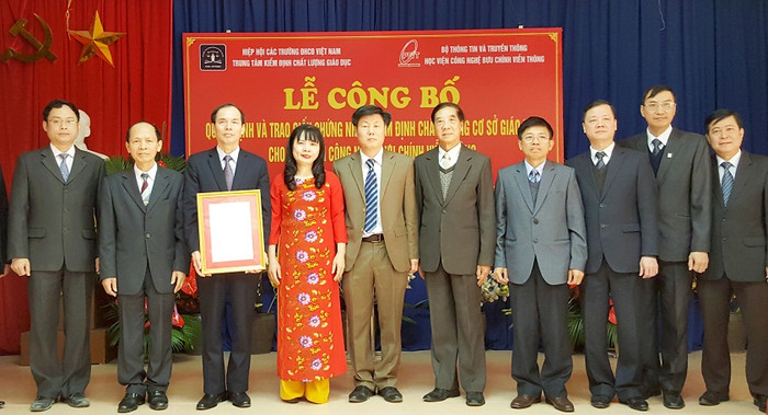 Ngày 19/1, Học viện Công nghệ Bưu chính Viễn thông đã tổ chức lễ đón nhận Quyết định và trao Giấy chứng nhận kiểm định chất lượng giáo dục do Trung tâm kiểm định chất lượng giáo dục (thuộc Hiệp hội các trường Đại học, Cao đẳng Việt Nam) kiểm định và công nhận. (Ảnh: Thùy Linh)