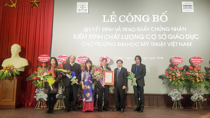 Trường Đại học Mỹ thuật Việt Nam đã long trọng tổ chức lễ đón nhận Quyết định và trao Giấy chứng nhận kiểm định chất lượng giáo dục do Trung tâm kiểm định chất lượng giáo dục (thuộc Hiệp hội các trường Đại học, Cao đẳng Việt Nam) kiểm định và công nhận. (Ảnh: Thùy Linh) Trường Đại học Mỹ thuật Việt Nam đã long trọng tổ chức lễ đón nhận Quyết định và trao Giấy chứng nhận kiểm định chất lượng giáo dục do Trung tâm kiểm định chất lượng giáo dục (thuộc Hiệp hội các trường Đại học, Cao đẳng Việt Nam) kiểm định và công nhận. (Ảnh: Thùy Linh)