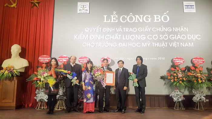 Trường Đại học Mỹ thuật Việt Nam đã long trọng tổ chức lễ đón nhận Quyết định và trao Giấy chứng nhận kiểm định chất lượng giáo dục do Trung tâm kiểm định chất lượng giáo dục (thuộc Hiệp hội các trường Đại học, Cao đẳng Việt Nam) kiểm định và công nhận. (Ảnh: Thùy Linh)
