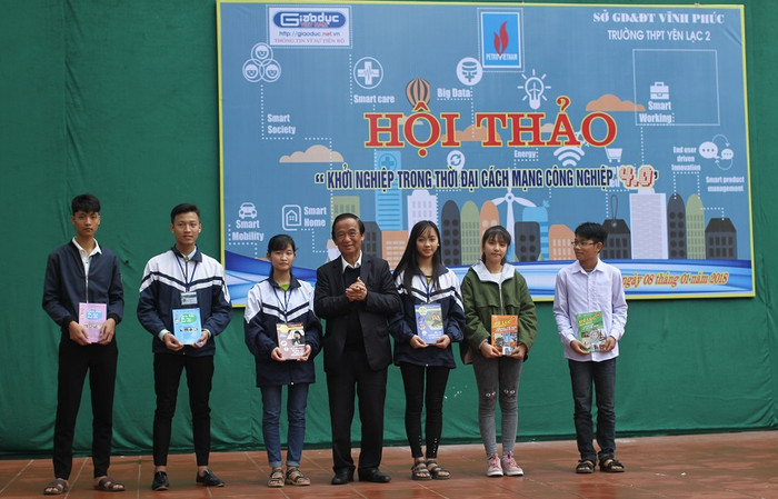 Trong buổi giao lưu, giáo sư Nguyễn Lân Dũng tặng sách cho học trò trường Trung học phổ thông Yên Lạc 2 (huyện Yên Lạc, Vĩnh Phúc) (Ảnh: Thùy Linh) Trong buổi giao lưu, giáo sư Nguyễn Lân Dũng tặng sách cho học trò trường Trung học phổ thông Yên Lạc 2 (huyện Yên Lạc, Vĩnh Phúc) (Ảnh: Thùy Linh)