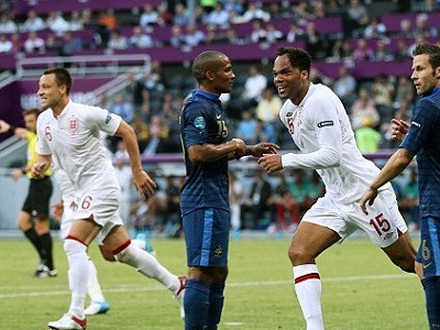 Lescott đánh đầu mở tỉ số trận đấu Lescott đánh đầu mở tỉ số trận đấu