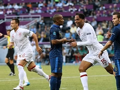 Lescott đánh đầu mở tỉ số trận đấu