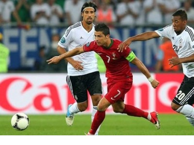 Ronaldo vẫy vùng trong vô vọng Ronaldo vẫy vùng trong vô vọng