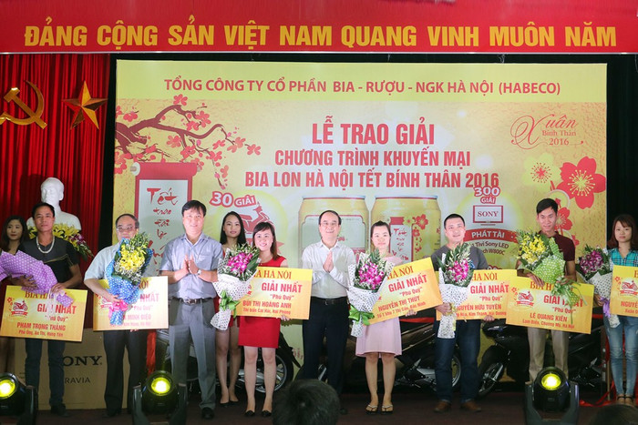 Khách hàng trúng giải thưởng của Habeco. Khách hàng trúng giải thưởng của Habeco.