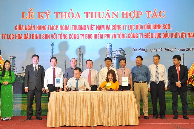 Phó TGĐ Vietcombank Nguyễn Thị Kim Oanh ký kết Thỏa thuận hợp tác với đại diện BSR. Phó TGĐ Vietcombank Nguyễn Thị Kim Oanh ký kết Thỏa thuận hợp tác với đại diện BSR.