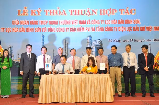 Phó TGĐ Vietcombank Nguyễn Thị Kim Oanh ký kết Thỏa thuận hợp tác với đại diện BSR.