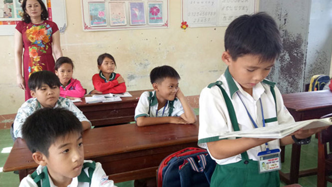 Em Nam (đứng đọc bài) trả lại 44 triệu đồng cho người bị mất. (Ảnh: Cổng thông tin điện tử Bộ Giáo dục và Đào tạo) Em Nam (đứng đọc bài) trả lại 44 triệu đồng cho người bị mất. (Ảnh: Cổng thông tin điện tử Bộ Giáo dục và Đào tạo)