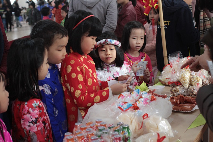 Các em học sinh tham gia mua hàng