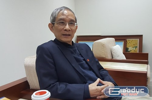 Theo thầy Nguyễn Xuân Khang: "Nếu cứ khiên cưỡng dạy thì giáo viên sẽ thiếu tự tin vì không đúng chuyên môn của mình" (Ảnh: Thùy Linh) Theo thầy Nguyễn Xuân Khang: "Nếu cứ khiên cưỡng dạy thì giáo viên sẽ thiếu tự tin vì không đúng chuyên môn của mình" (Ảnh: Thùy Linh)