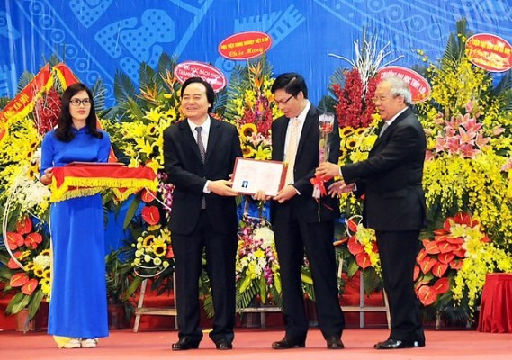 Tiến sĩ Lê Viết Khuyến cho rằng nên để các trường quyền chủ động định ra các tiêu chuẩn và tự bổ nhiệm giáo sư, phó giáo sư của chính trường đó. (Ảnh minh họa: Báo Đảng Cộng sản) Tiến sĩ Lê Viết Khuyến cho rằng nên để các trường quyền chủ động định ra các tiêu chuẩn và tự bổ nhiệm giáo sư, phó giáo sư của chính trường đó. (Ảnh minh họa: Báo Đảng Cộng sản)