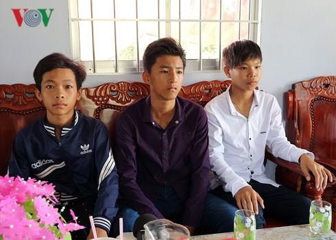 Em Đỗ Văn Bằng (ngoài cùng bên phải) cùng các bạn nhặt được số tiền lớn trả lại người đánh rơi (Ảnh: VOV) Em Đỗ Văn Bằng (ngoài cùng bên phải) cùng các bạn nhặt được số tiền lớn trả lại người đánh rơi (Ảnh: VOV)