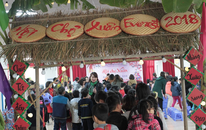 Khuôn viên Hội chợ Xuân 2018 của thầy và trò trường tiểu học và trung học cơ sở Everest