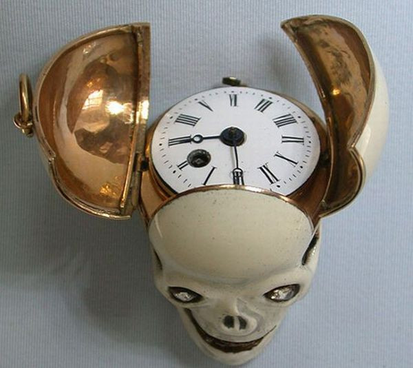 6. Đồng hồ quả quýt hộp sọ dát vàng Mặc dù sự ra đời của đồng hồ đeo tay đã đánh bại những chiếc đồng hồ quả quýt vào thế kỉ 20 song nó vẫn có chỗ đứng khi các mẫu thiết kế đồng hồ mang phong cách steampunk và sọ đầu lâu ra đời. Và mẫu đồng hồ này là một ví dụ điển hình. Có hình dạng giống như hộp sọ người, chiếc đồng hồ được thiết kế rất độc đáo với phần ngoài làm bằng đá cẩm thạch màu trắng ngà và bên tròng dát 18k vàng. 6. Đồng hồ quả quýt hộp sọ dát vàng Mặc dù sự ra đời của đồng hồ đeo tay đã đánh bại những chiếc đồng hồ quả quýt vào thế kỉ 20 song nó vẫn có chỗ đứng khi các mẫu thiết kế đồng hồ mang phong cách steampunk và sọ đầu lâu ra đời. Và mẫu đồng hồ này là một ví dụ điển hình. Có hình dạng giống như hộp sọ người, chiếc đồng hồ được thiết kế rất độc đáo với phần ngoài làm bằng đá cẩm thạch màu trắng ngà và bên tròng dát 18k vàng.