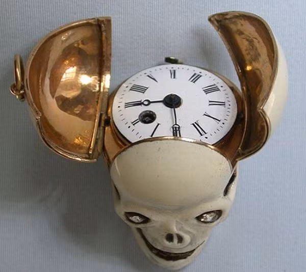 6. Đồng hồ quả quýt hộp sọ dát vàng Mặc dù sự ra đời của đồng hồ đeo tay đã đánh bại những chiếc đồng hồ quả quýt vào thế kỉ 20 song nó vẫn có chỗ đứng khi các mẫu thiết kế đồng hồ mang phong cách steampunk và sọ đầu lâu ra đời. Và mẫu đồng hồ này là một ví dụ điển hình. Có hình dạng giống như hộp sọ người, chiếc đồng hồ được thiết kế rất độc đáo với phần ngoài làm bằng đá cẩm thạch màu trắng ngà và bên tròng dát 18k vàng.