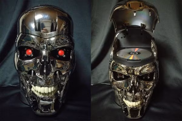 5. Đầu DVD Phong cách thiết kế sáng tạo đã cho ra đời chiếc đầu DVD Termination sọ đầu lâu trông khủng khiếp như thế này. Mắt của nó sẽ tạo ra ánh đèn màu đỏ mỗi khi khởi động khiến bạn phải rùng mình