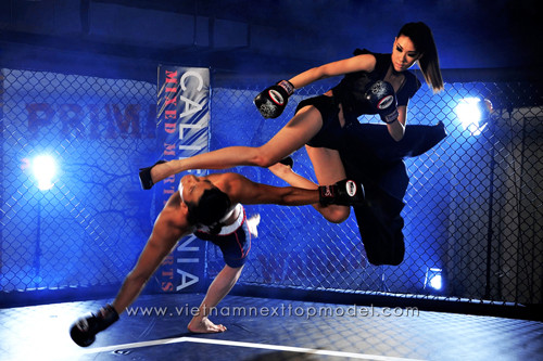 Ngọc Thúy có một bức hình đẹp bởi sự biểu cảm của khuôn mặt và cách tạo dáng phù hợp với tinh thần của một nữ võ sĩ.