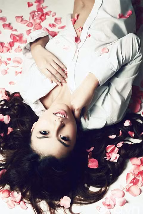 Cách cư xử của Hồng Quế nơi công cộng cũng là một điều đáng bàn về văn hóa người nổi tiếng. Cô gái chân dài này đã từng dính vào scandal đánh người tại một quán bar ở Hà Nội. Khi sự việc "tràn ngập" trên báo chí, cư dân mạng đã hết sức bất ngờ khi những lời chợ búa, mắng mỏ một người phụ nữ được phát ra từ cái miệng xinh xắn của chân dài 18 tuổi.