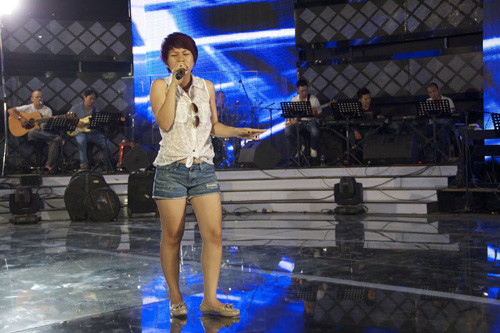 Trần Huỳnh Thanh Trúc rất "đời thường" với quần sooc áo sơ mi đơn giản cùng gương mặt không chút tô son điểm phấn. Trần Huỳnh Thanh Trúc rất "đời thường" với quần sooc áo sơ mi đơn giản cùng gương mặt không chút tô son điểm phấn.