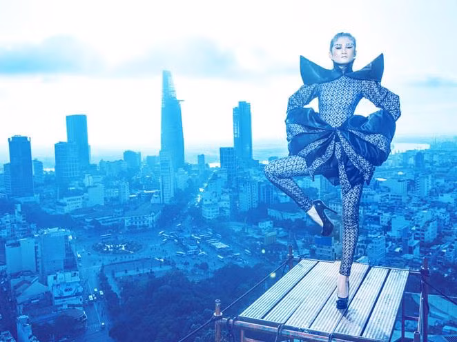 Kha Mỹ Vân tiếp tục nhận được sự khen ngợi của các thành viên trong Ban giám khảo. Trên độ cao 200m, Mỹ Vân vẫn chủ động tạo dáng và bình tĩnh trong từng bước di chuyển. Cô khiến giám khảo Xuân Lan hài lòng với tư thế co một chân, giữ thăng bằng và nhìn xoáy sâu vào ống kính. Tuần này Mỹ Vân đã có một bức hình khá đẹp.