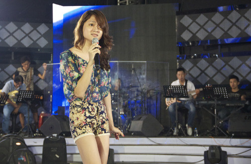 Thay bằng một Hương Giang sexy, gợi cảm trên sân khấu là một cô gái nhợt nhạt, thiếu sức sống. Thay bằng một Hương Giang sexy, gợi cảm trên sân khấu là một cô gái nhợt nhạt, thiếu sức sống.