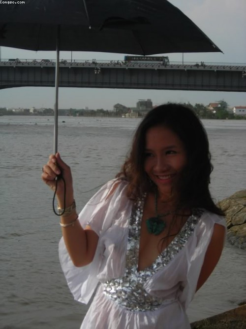 Ca sĩ Mai Khôi không chỉ được biết đến với gu thời trang táo bạo mà còn khiến độc giả bất ngờ trước những phát ngôn gây sốc. Mai Khôi từng chia sẻ: "Đâu phải ai mặc đồ hở cũng đẹp, vấn đề là biết “khoe” thôi. Ví dụ mình có ngực thì khoe ngực. Thiếu gì cô có chân dài khoe chân, nhưng tôi đâu có khoe chân. Bằng chứng là rất ít khi tôi mặc váy ngắn". Ca sĩ Mai Khôi không chỉ được biết đến với gu thời trang táo bạo mà còn khiến độc giả bất ngờ trước những phát ngôn gây sốc. Mai Khôi từng chia sẻ: "Đâu phải ai mặc đồ hở cũng đẹp, vấn đề là biết “khoe” thôi. Ví dụ mình có ngực thì khoe ngực. Thiếu gì cô có chân dài khoe chân, nhưng tôi đâu có khoe chân. Bằng chứng là rất ít khi tôi mặc váy ngắn".