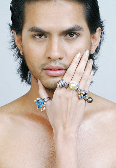 Anh nói thêm: "Thời của chúng tôi, thực ra không dám thế. Nói chung, mỗi thời có những trường hợp, những cái khác nhau. Tuy nhiên, không thể bắt người mẫu thời nay như thời xưa, và người mẫu thời xưa giống như ngày nay. Vấn đề ở đây là sự hiểu biết của người làm nghệ thuật có văn hóa là cái đẹp, gợi cảm và sự sexy. Gợi cảm là phải phù hợp với văn hóa của người Việt Nam, văn hóa Phương Đông. Người mẫu là người đẹp, người được mọi người ngắm nhìn và cho đó là chuẩn, mẫu mực. Và các bạn trẻ đừng có biến từ người mẫu thành "người tởm". Anh nói thêm: "Thời của chúng tôi, thực ra không dám thế. Nói chung, mỗi thời có những trường hợp, những cái khác nhau. Tuy nhiên, không thể bắt người mẫu thời nay như thời xưa, và người mẫu thời xưa giống như ngày nay. Vấn đề ở đây là sự hiểu biết của người làm nghệ thuật có văn hóa là cái đẹp, gợi cảm và sự sexy. Gợi cảm là phải phù hợp với văn hóa của người Việt Nam, văn hóa Phương Đông. Người mẫu là người đẹp, người được mọi người ngắm nhìn và cho đó là chuẩn, mẫu mực. Và các bạn trẻ đừng có biến từ người mẫu thành "người tởm".