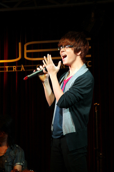 Bùi Anh Tuấn hăng say tập luyện chuẩn bị cho vòng Liveshow sắp tới Bùi Anh Tuấn hăng say tập luyện chuẩn bị cho vòng Liveshow sắp tới