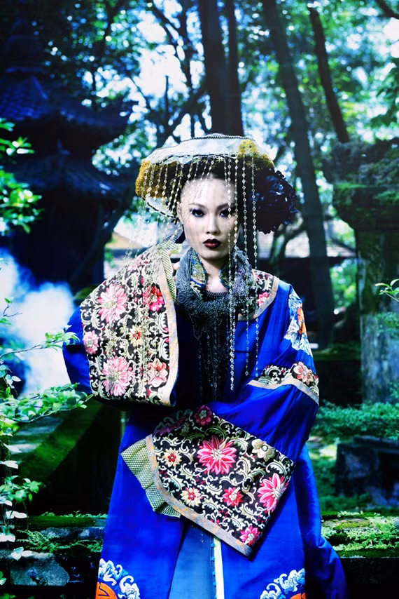 Mai Thị Giang là thí sinh trưởng thành rõ nét nhất từ phần đầu tiên, thí sinh đã biết cách tạo dáng hài hòa giữa trang phục, thần thái của gương mặt với khung cảnh cổ kính của chùa Hội Sơn.