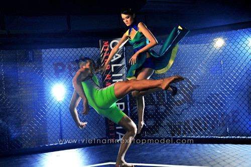 Với bộ trang phục biểu trưng cho “màu cờ sắc áo” của môn võ mà Thanh Thảo đại diện, nhưng tuần này Thanh Thảo không có được bức hình đẹp bởi bàn tay diễn cứng, không có lực.