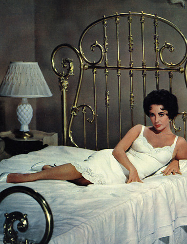 Elizabeth Taylor, người phụ nữ với đôi mắt màu tím huyền bí đã tạo nên vẻ đẹp quyến rũ cho vai diễn trong Cat on a Hot Tin Roof bằng chiếc váy lụa trắng mềm mại tôn thân hình đồng hồ cát. Không có gì lạ khi diễn viên Paul Newman bị phân tâm quên mất vai diễn của mình, ông không thể rời mắt khỏi người đẹp. Elizabeth Taylor, người phụ nữ với đôi mắt màu tím huyền bí đã tạo nên vẻ đẹp quyến rũ cho vai diễn trong Cat on a Hot Tin Roof bằng chiếc váy lụa trắng mềm mại tôn thân hình đồng hồ cát. Không có gì lạ khi diễn viên Paul Newman bị phân tâm quên mất vai diễn của mình, ông không thể rời mắt khỏi người đẹp.