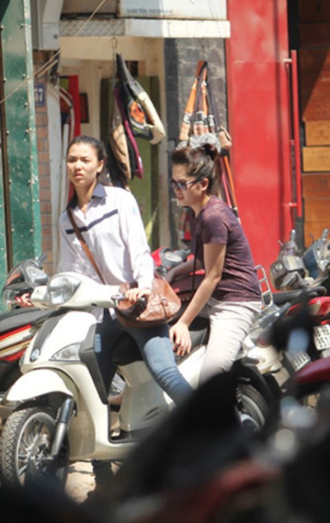 Khi Hồng Quế rời khỏi lớp học, cô nàng thản nhiên vi vu trên phố trong đồng phục học sinh, không mũ bảo hiểm. Khi Hồng Quế rời khỏi lớp học, cô nàng thản nhiên vi vu trên phố trong đồng phục học sinh, không mũ bảo hiểm.