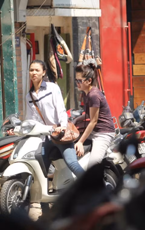 Khi Hồng Quế rời khỏi lớp học, cô nàng thản nhiên vi vu trên phố trong đồng phục học sinh, không mũ bảo hiểm.