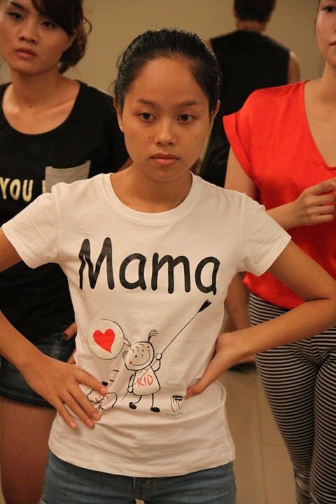 Bước lên sân khấu, Hoàng Quyên như lột xác hoàn toàn thành một thiếu nữ gợi cảm với giọng hát đẹp và đầy nội lực. Bước lên sân khấu, Hoàng Quyên như lột xác hoàn toàn thành một thiếu nữ gợi cảm với giọng hát đẹp và đầy nội lực.